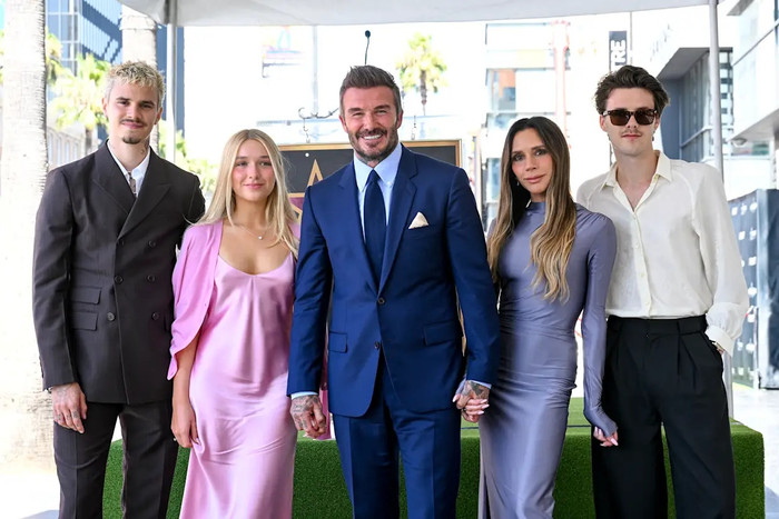 David Beckham đã khánh thành ngôi sao của mình trên Đại lộ Danh vọng Hollywood cùng với gia đình bên cạnh. &nbsp; (Ảnh: Getty)