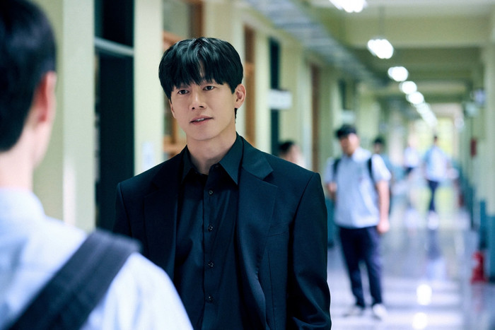 Kim Moo Yeol đang trở thành cái tên được khán giả quốc tế đặc biệt quan tâm khi đảm nhận vai Na Hwa Jin trong Teach You A Lesson.