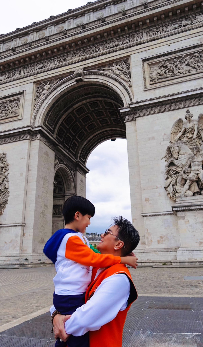 Đàm Vĩnh Hưng đưa con trai cùng đi lưu diễn.