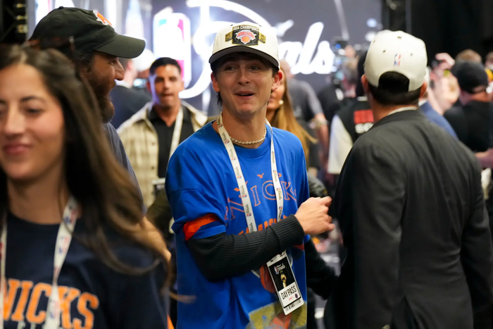 Nam diễn viên Timothée Chalamet ăn mừng chức vô địch NBA của đội bóng yêu thích New York Knicks.