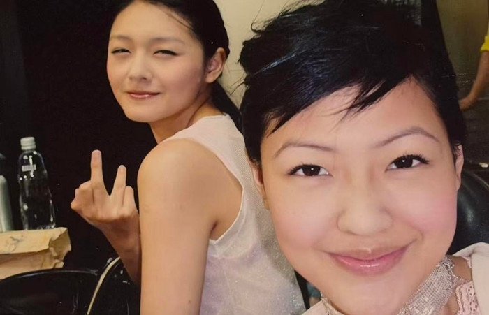 Từ Hy Đệ xúc động đăng ảnh chụp cùng chị gái quá cố là Từ Hy Viên khi đón sinh nhật tuổi 48. (Ảnh FBNV)
