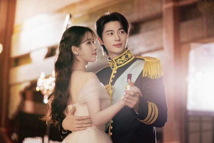 IU và Byeon Woo Seok đã lần lượt lên tiếng xin lỗi sau khi phim Phu Nhân Đại Quân Thế Kỷ 21 vướng tranh cãi.&nbsp;
