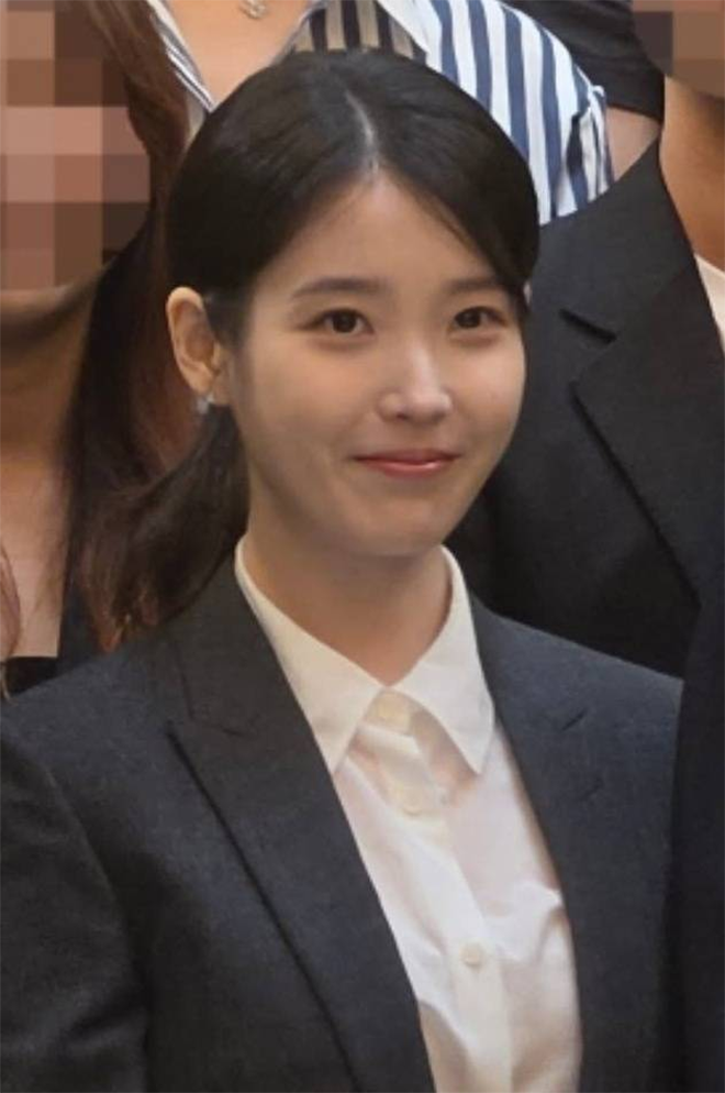 Hình ảnh IU biểu diễn tại hôn lễ của một người quen.