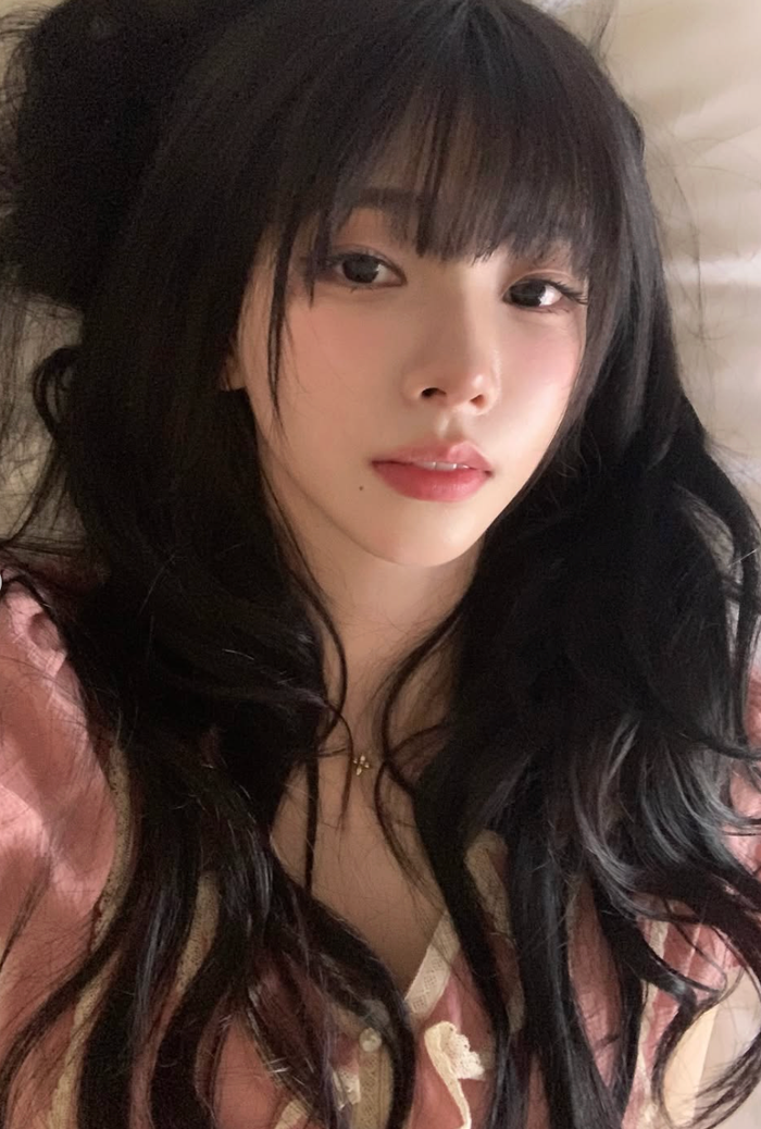 Karina gây ấn tượng với nụ cười rạng rỡ và biểu cảm nháy mắt đáng yêu.