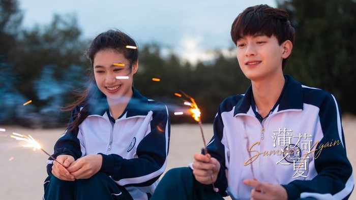 Bộ phim có sự tham gia của Nghê Kha Hân và Trần Hạc Nhất, đưa khán giả đến với thị trấn ven biển bình yên, nơi Đồng Tịch bắt đầu cuộc sống mới sau khi rời thành phố. Cô cố gắng xây dựng hình ảnh một nữ sinh dịu dàng nhưng nhanh chóng bị người bạn thuở nhỏ Lâm Nam Nhất nhìn thấu. Những hiểu lầm, tình bạn và rung động tuổi học trò tạo nên một mùa hè đầy kỷ niệm, đặc biệt khi Đồng Tịch phát hiện cậu bạn mình luôn ngưỡng mộ chính là tác giả truyện tranh nổi tiếng mà cô yêu thích.