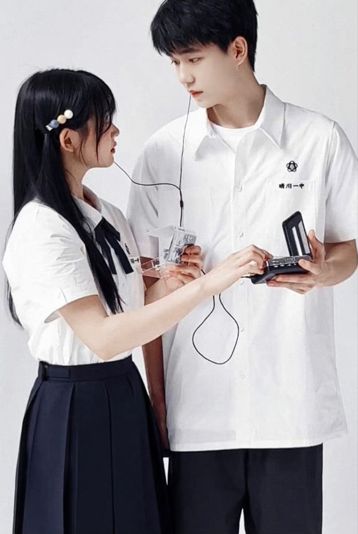 Tác phẩm xoay quanh Chung Tiếu Tiếu, cô gái 27 tuổi bất ngờ trở về thời điểm 17 tuổi sau một sự cố kỳ lạ. Cơ hội quay ngược thời gian giúp cô khám phá những góc khuất trong cuộc sống của Hứa Dạng - người cô từng thầm thương. Bộ phim kết hợp yếu tố xuyên thời gian với chủ đề chữa lành, tạo nên câu chuyện giàu cảm xúc về những điều tiếc nuối của tuổi trẻ.