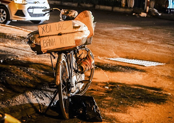 Tiếng rao 'xôi lạc, bánh khúc' quen thuộc với nhiều người Hà Nội. Ảnh: Dân Trí