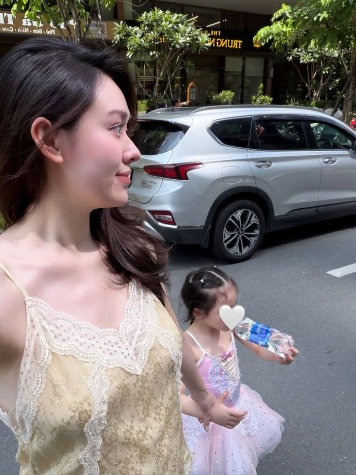 &nbsp;Tường San chia sẻ hình ảnh dắt tay con gái đầu lòng. (Nguồn: Instagram nhân vật)