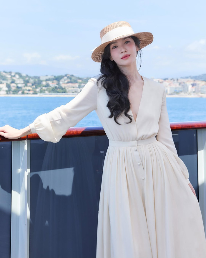 Song Hye Kyo diện váy trắng thanh lịch, khoe nhan sắc quyến rũ.&nbsp;
