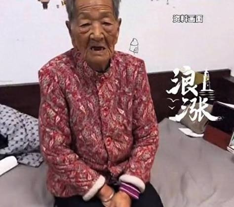 'Bà Lưu', 97 tuổi, một nhân vật nổi tiếng trên mạng với hàng triệu người theo dõi, trước đây đã thu hút sự chú ý lớn nhờ việc thể hiện cuộc sống thường nhật giản dị ở vùng nông thôn. (Ảnh chụp màn hình từ video của Langzhang News)