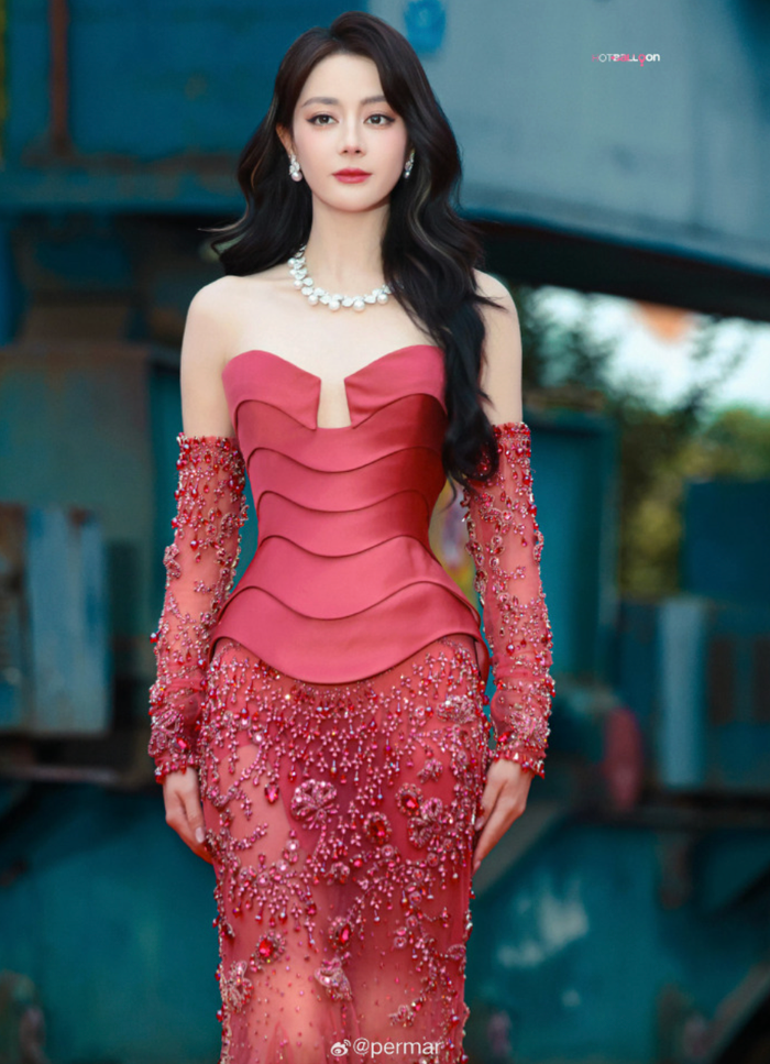 Địch Lệ Nhiệt Ba gây ấn tượng khi diện váy đỏ nổi bật khi xuất hiện ở chốn đông người. Ảnh: Weibo