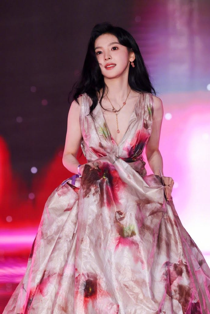 Chương Nhược Nam khoe visual ngọt ngào với bộ váy hoa nổi bật. Ảnh: Đêm hội Điện ảnh Weibo