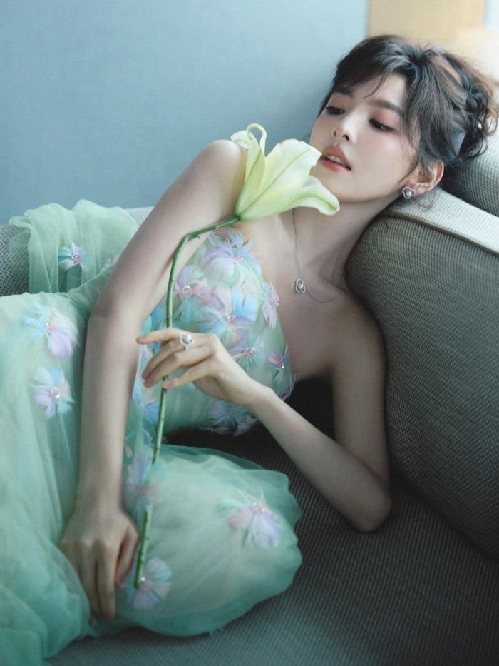 Vẻ đẹp trong trẻo giúp Chương Nhược Nam nhận về nhiều sự chú ý từ phía khán giả. Ảnh: Weibo