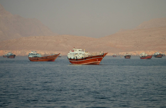 Hình ảnh các tàu thuyền trên eo biển Hormuz nhìn từ Musandam, Oman (Ảnh: REUTERS)