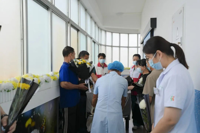 Mặc dù đội ngũ y bác sĩ đã nỗ lực hết sức để cứu sống bà, nhưng vào ngày 7 tháng 4, bà Khổng Lan đã bị ngừng tim và tình trạng trở nên nguy kịch. Sau khoảng 50 ngày điều trị, bà Khổng Lan đã qua đời vào ngày 22 tháng 5. (Hàng Châu Nhật báo).