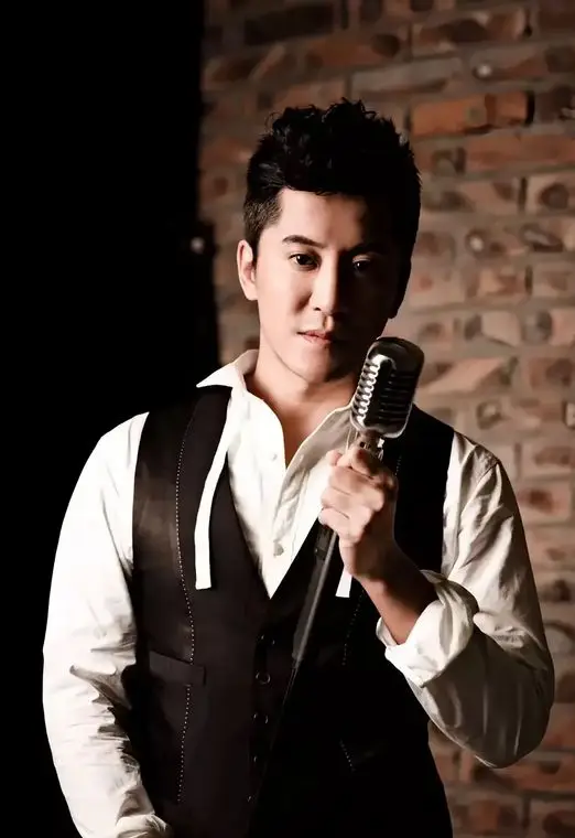 Nam ca sĩ nổi tiếng showbiz bị bắt vì dùng ma túy, giờ đi hát hội chợ kiếm sống Ảnh 2