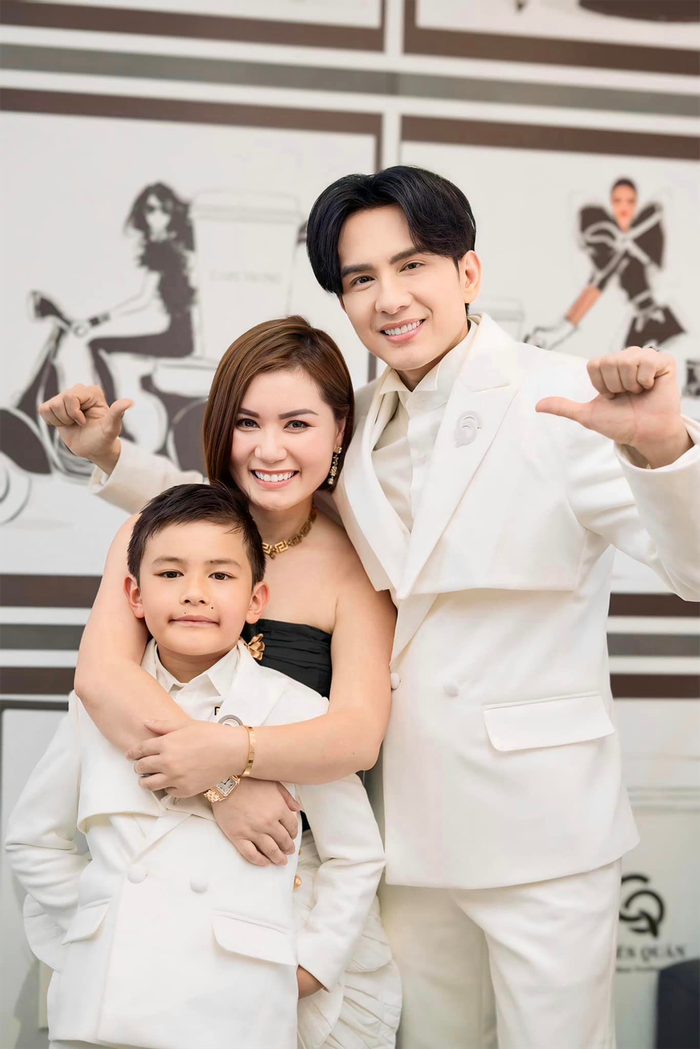 Đan Trường và Thủy Tiên vẫn giữ mối quan hệ tốt đẹp, thường xuyên trò chuyện, hỗ trợ nhau trong việc chăm sóc và nuôi dạy con trai.
