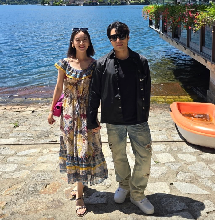 Woo Hye Rim và Shin Min Chul xuất hiện bên nhau đầy tình cảm.