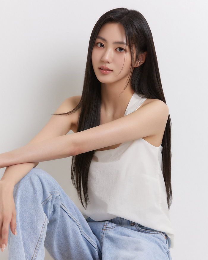 Kwon Eun Bin ra mắt với tư cách thành viên nhóm CLC trực thuộc Cube Entertainment vào năm 2015.