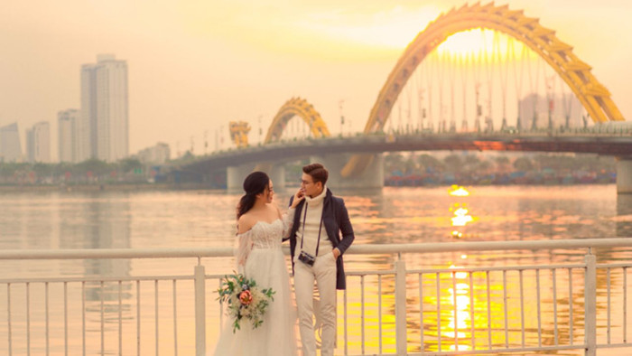 Hoàng hôn lãng mạn ở Cầu Rồng.