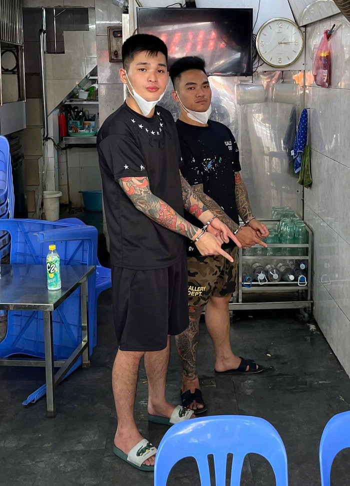 2 đối tượng trong vụ vác điếu cày đánh người trên phố Lê Duẩn. Ảnh: Công an TP Hà Nội