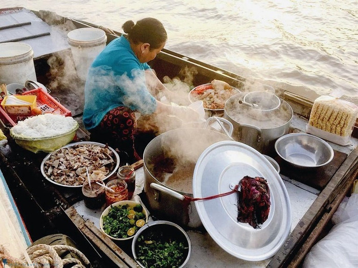 Uống cà phê, ăn sáng trên chợ nổi là trải nghiệm vô cùng thú vị khi về miền Tây quê Quóc Trường.