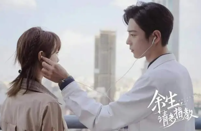 Tiêu Chiến ghi điểm nhờ vai bác sĩ điềm đạm và chu đáo Quãng Đời Còn Lại Xin Chỉ Giáo Nhiều Hơn. Ảnh: Sohu.&nbsp;