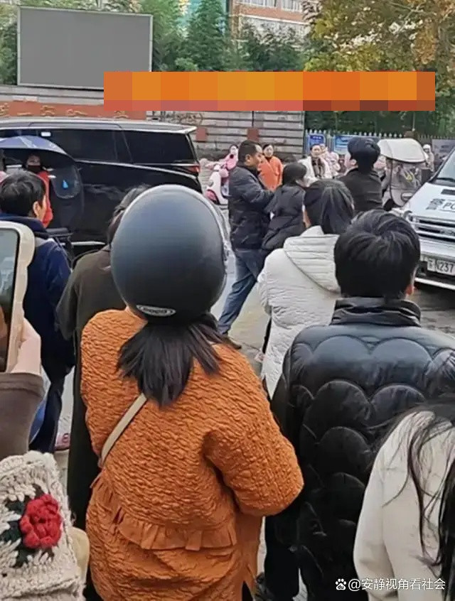 Phát hiện con trai yêu người phụ nữ lớn tuổi, gia đình đến tận trường học ngăn cấm Ảnh 1