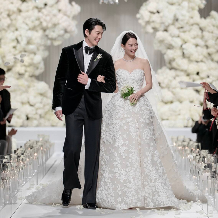 Shin Min Ah bày tỏ hạnh phúc khi được chồng Kim Woo Bin đến ủng hộ khi cô ra mắt phim mới. Cả hai tổ chức đám cưới vào tháng 12/2025. (Ảnh Lotte)