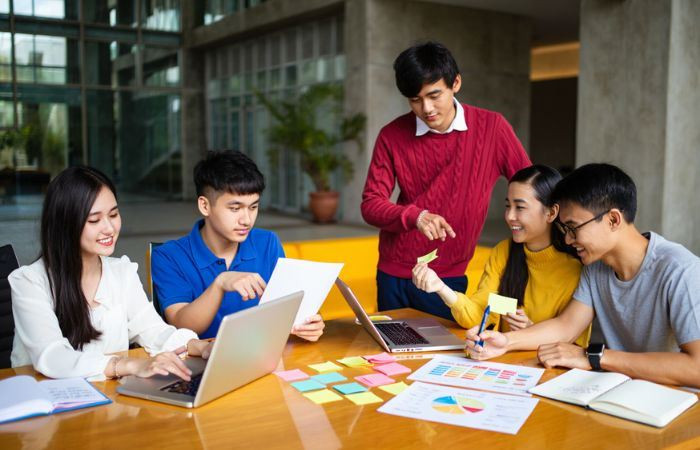 Marketing vẫn nằm trong nhóm ngành được nhiều học sinh quan tâm nhờ cơ hội việc làm đa dạng và khả năng thích ứng với xu hướng kinh doanh số. Ảnh minh hoạ