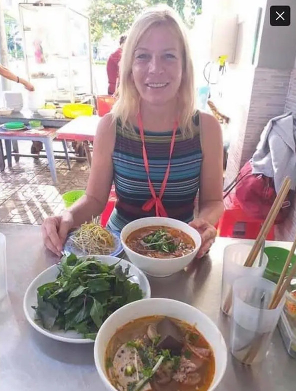 Du khách thưởng thức ẩm thực ở khu chợ.