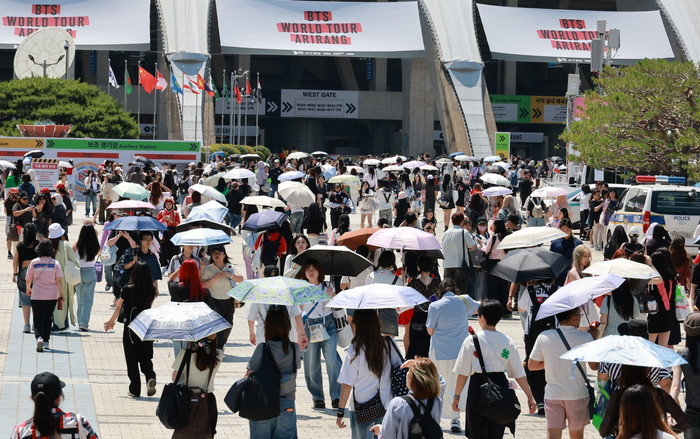 Người hâm mộ tập trung bên ngoài Sân vận động chính Busan Asiad trước thềm buổi concert của BTS tại Busan.&nbsp;