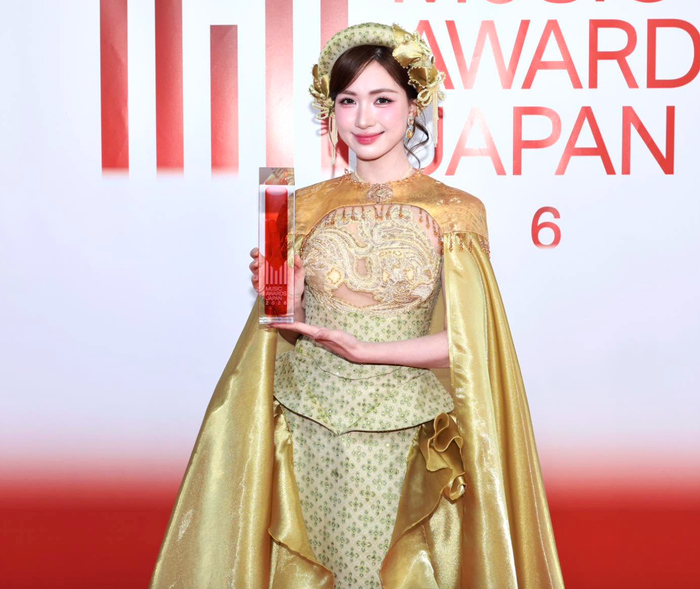 Hòa Minzy vui mừng nhận giải thưởng tại Nhật Bản. Ảnh: FBNV