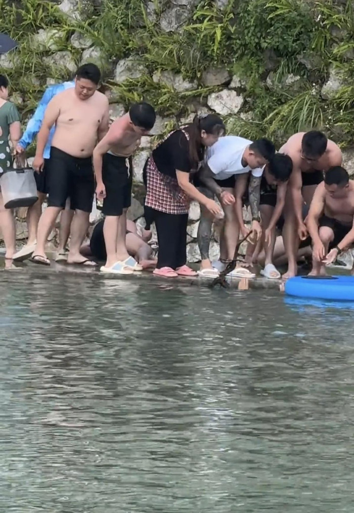 Hai người bị hút vào cống thoát lũ khi đi bơi, nghẹt thở giây phút giải cứu Ảnh 3