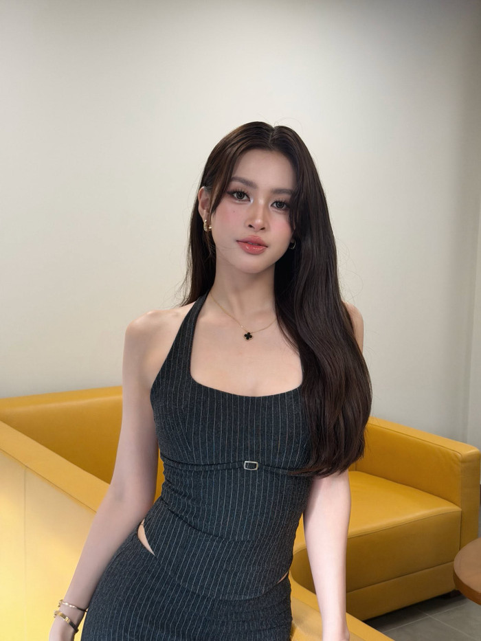 Tiểu Vy được nhận xét nhan sắc ngày càng thăng hạng sau 8 năm đăng quang. Ảnh: FBNV