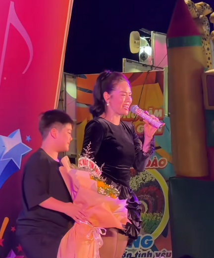 Nhật Kim Anh dẫn con trai đi hát hội chợ Ảnh 2