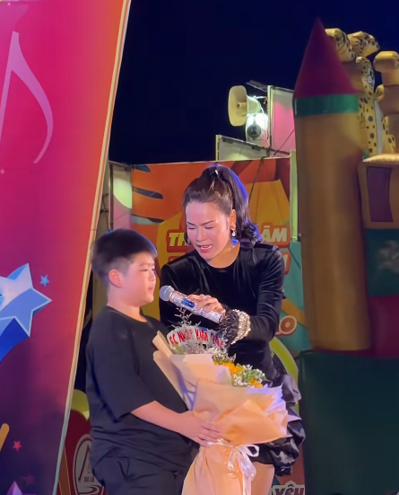 Nhật Kim Anh dẫn con trai đi hát hội chợ Ảnh 1