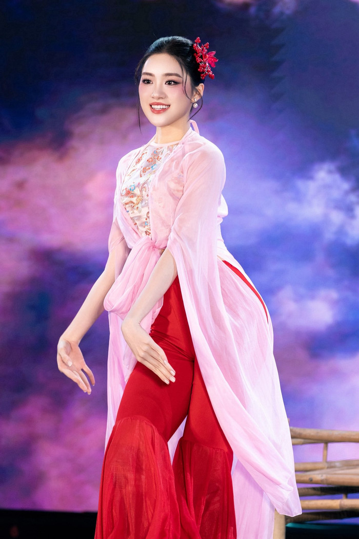 Hoa hậu Phan Phương Oanh tốt nghiệp Cử nhân chuyên ngành Kinh doanh Quốc tế tại Đại học Kinh tế Quốc dân (NEU).