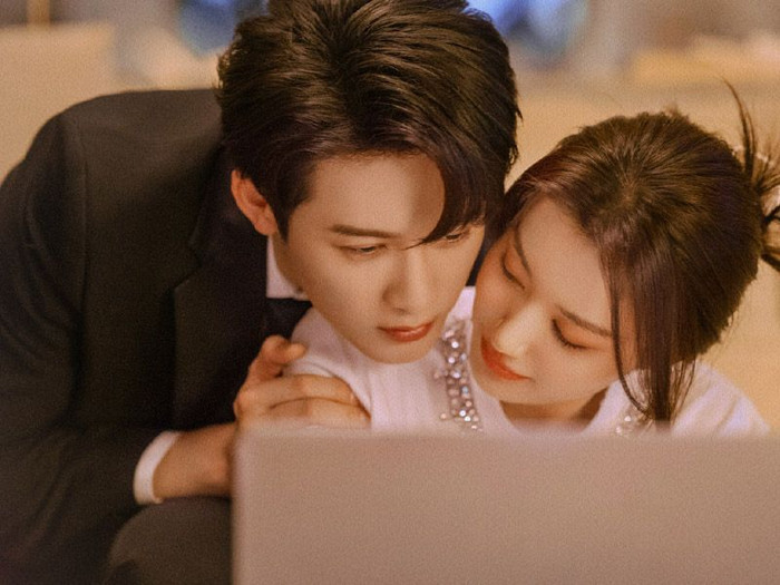 Dù dẫn đầu rating và sở hữu lượng đặt xem ấn tượng, Tình Yêu Có Khói Lửa vẫn gây tranh cãi khi bị chê kịch bản cũ kỹ, thiếu sức hút. Ảnh: Weibo&nbsp;