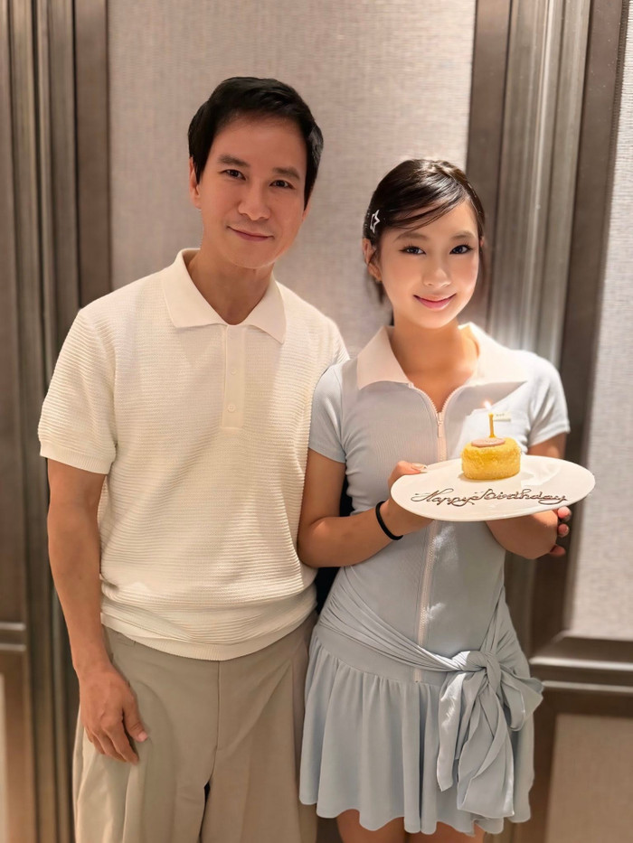 Lý Hải bên con gái.