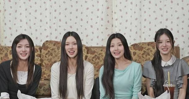 Các thành viên ILLIT gồm Iroha, Yunah, Wonhee và Minju (từ trái sang phải) (Nguồn: AGJ của SBS)