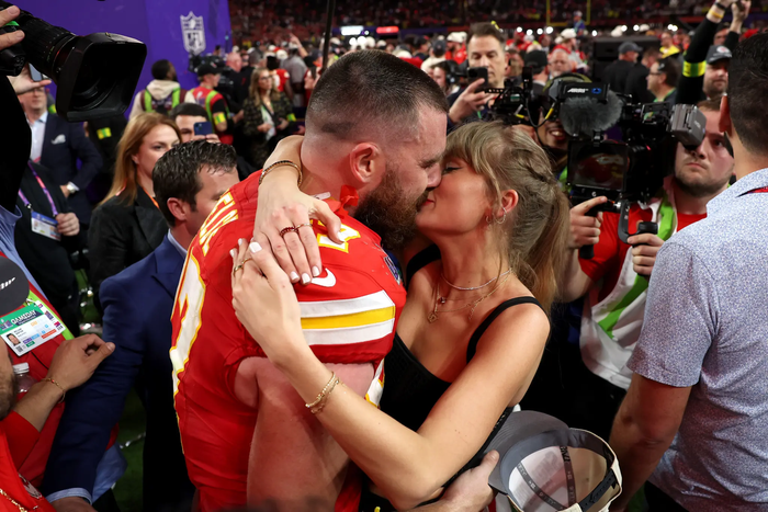 Taylor Swift và Travis Kelce đính hôn vào tháng 8/2025 sau hai năm hẹn hò.