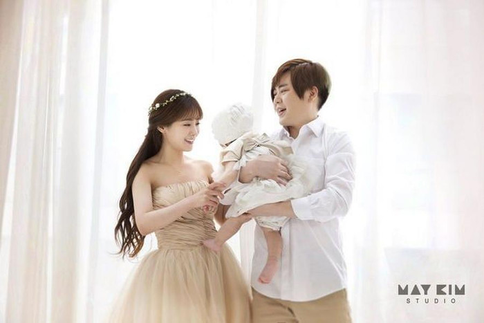Moon Hee Jun và So Yul trong bộ ảnh gia đình bên con gái đầu lòng Jam Jam (Nguồn: SoomPi)