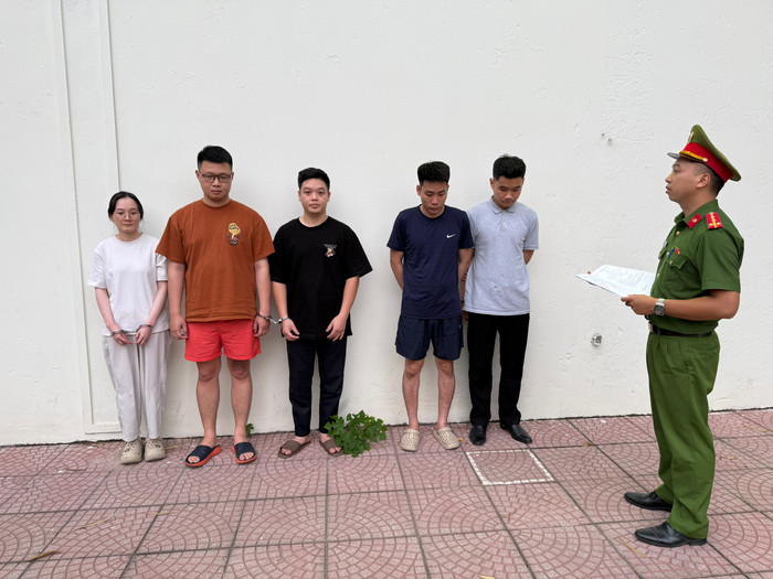 Thực hiện các biện pháp tố tụng đối với các đối tượng lừa đảo. Ảnh: Công an TP Hà Nội