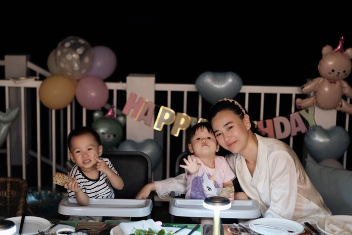 Phương Oanh đang dành nhiều thời gian chăm sóc cặp song sinh. Ảnh: FBNV