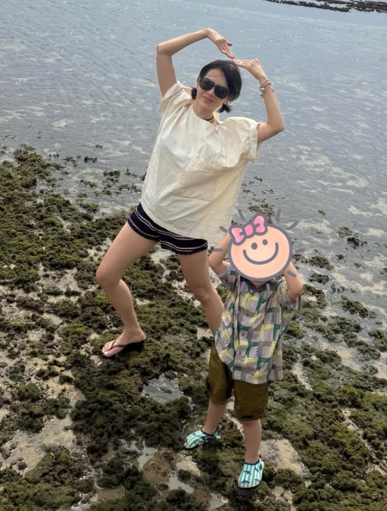 Son Ye Jin vui vẻ tận hưởng chuyến đi chơi cùng con trai. Ảnh: IGNV