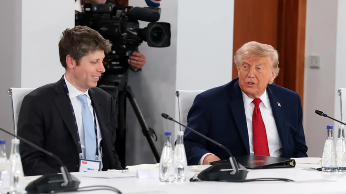 Giám đốc điều hành của OpenAI, Sam Altman (trái) và Tổng thống Mỹ Donald Trump tham dự bữa trưa làm việc với các nhà lãnh đạo G7, các đối tác hợp tác G7 và các CEO công nghệ toàn cầu về đổi mới và trí tuệ nhân tạo, trong khuôn khổ Hội nghị thượng đỉnh G7 vào ngày 17 tháng 6 năm 2026 tại Evian-les-Bains, Pháp. Ảnh: Getty Images