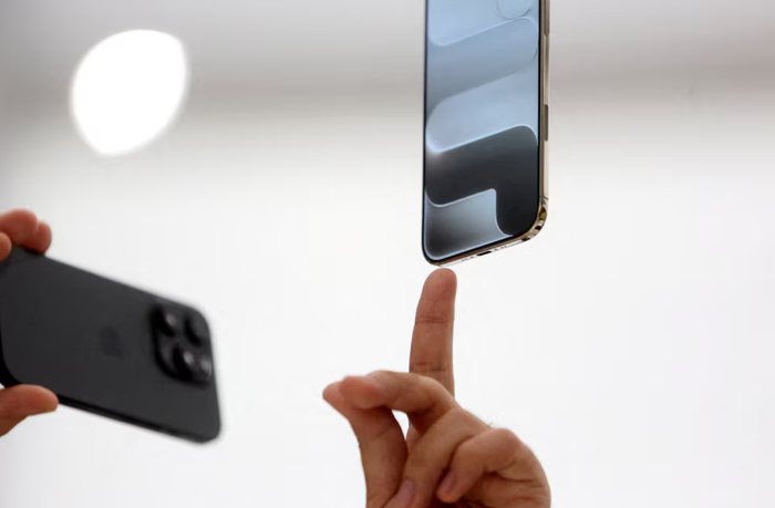 Một người chỉ vào chiếc iPhone trong sự kiện của Apple tại Nhà hát Steve Jobs trong khuôn viên của hãng ở Cupertino, California, Mỹ, ngày 9 tháng 9 năm 2025. Ảnh: Reuters