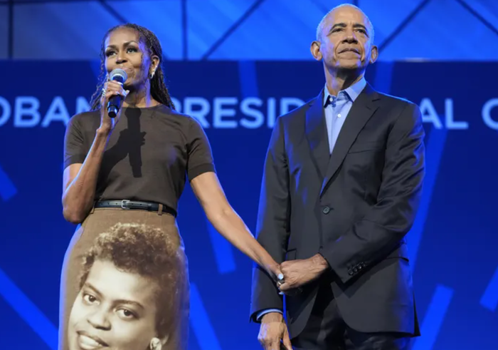 Michelle Obama và Barack Obama phát biểu tại Trung tâm Tổng thống Obama vào ngày 16 tháng 6 năm 2026. Ảnh: Getty Images