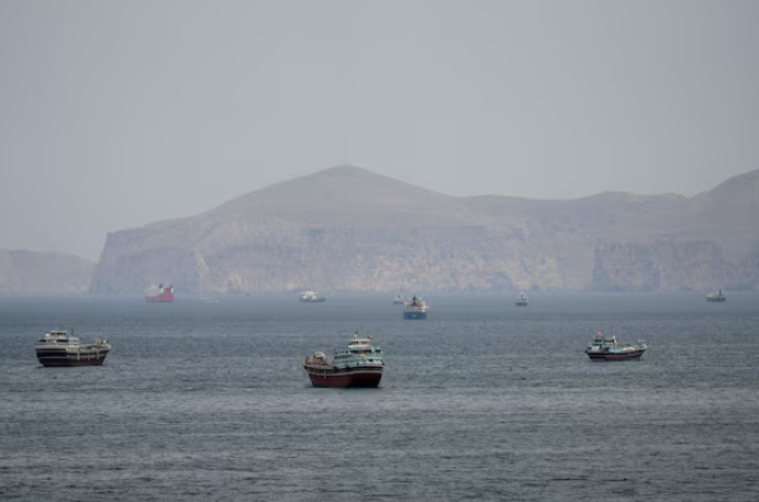 Tàu thuyền di chuyển trên eo biển Hormuz, khu vực Musandam, Oman, ngày 22/4/2026. Ảnh tư liệu: Reuters.